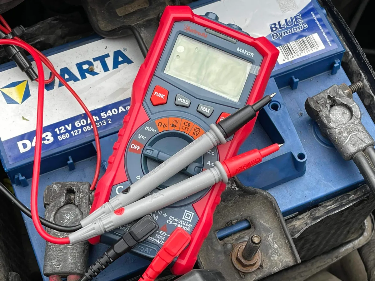 car battery test with multimeter