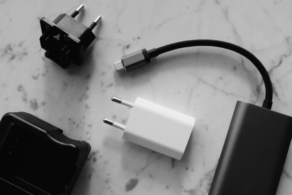 charging car battery terminals