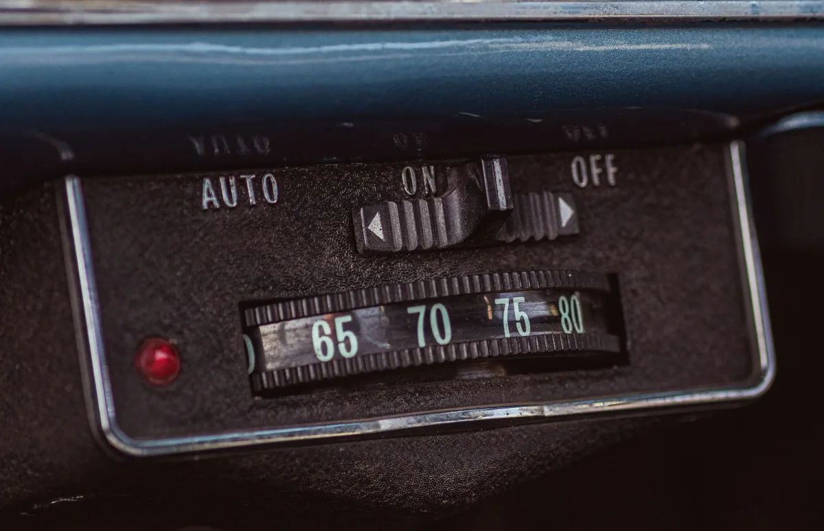 manual-ranging multimeter dial
