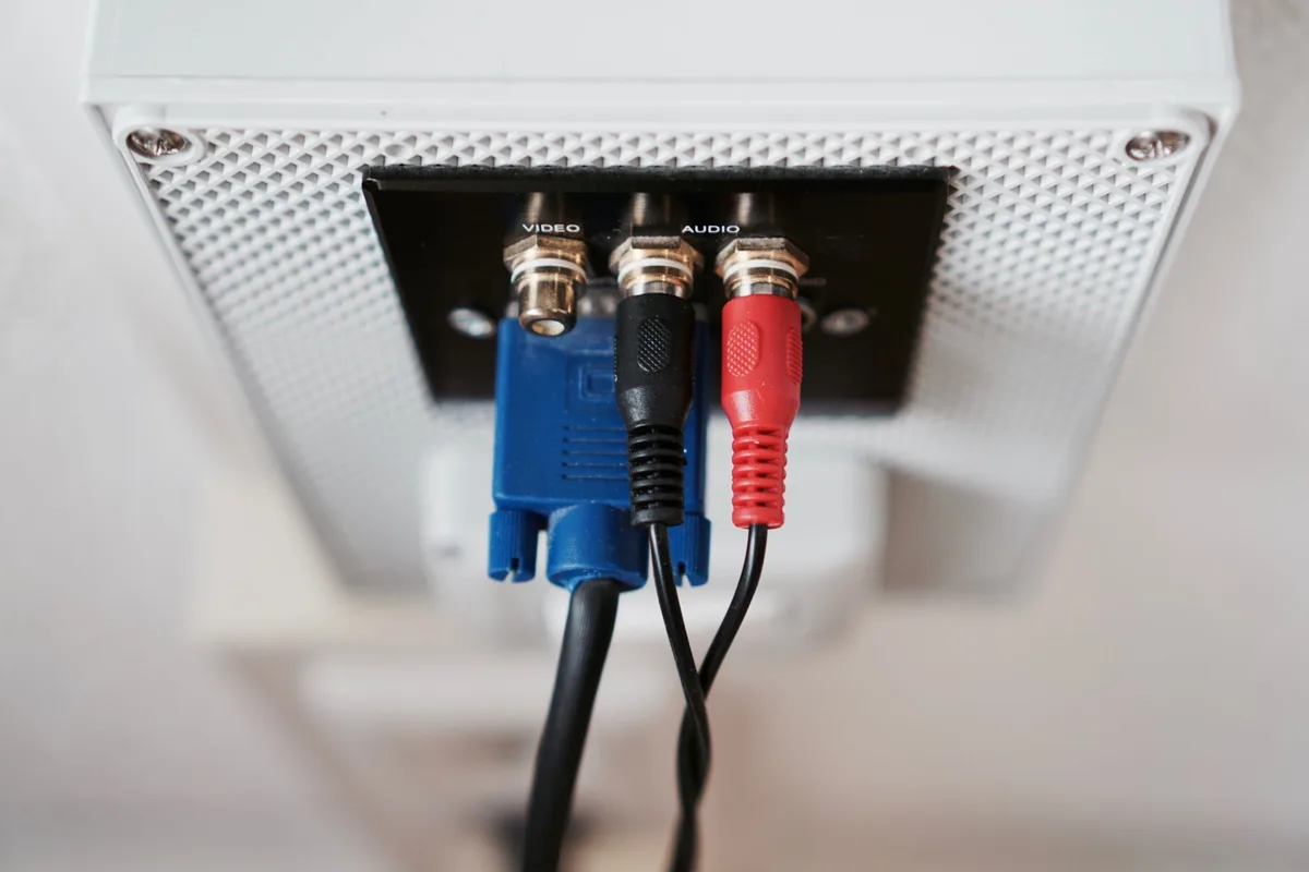 multimeter input jacks COM VΩmA 10A