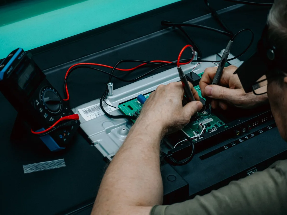 multimeter probes in COM and VΩmA jacks