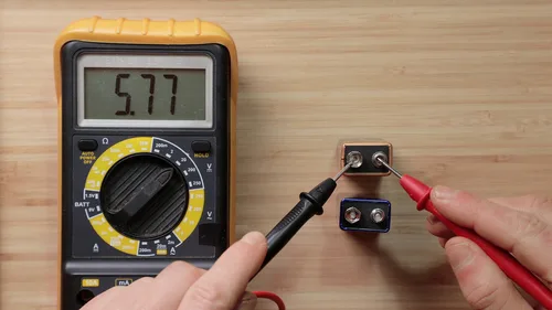 testing AA battery with multimeter