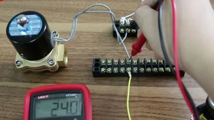 Car Battery Voltage When Cranking: What’s Normal?